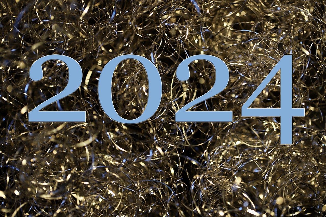 Frasi originali per Capodanno 2026 condivise sui social, con decorazioni festive e brindisi.