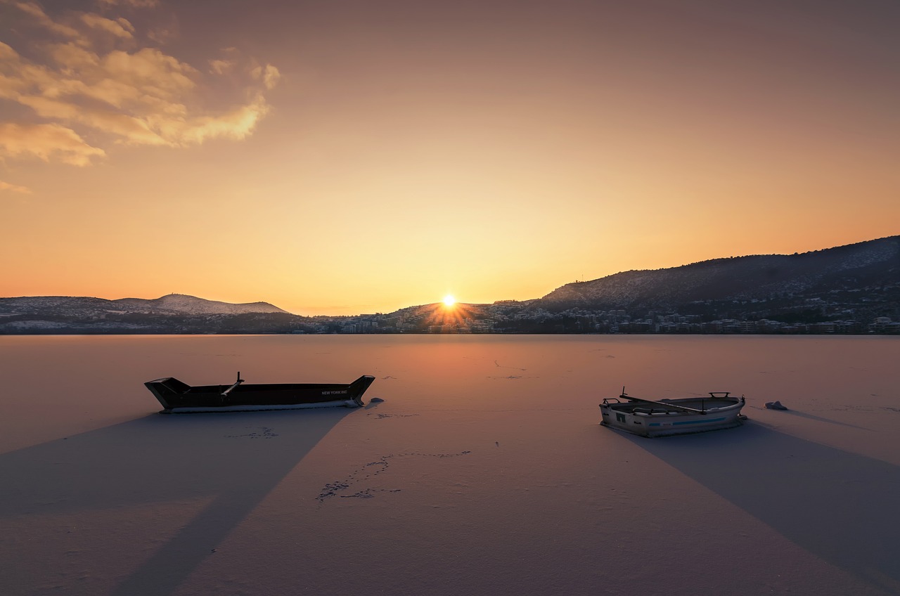 Immagine di un paesaggio di gioco open world con cambiamenti climatici e stagionali visibili.