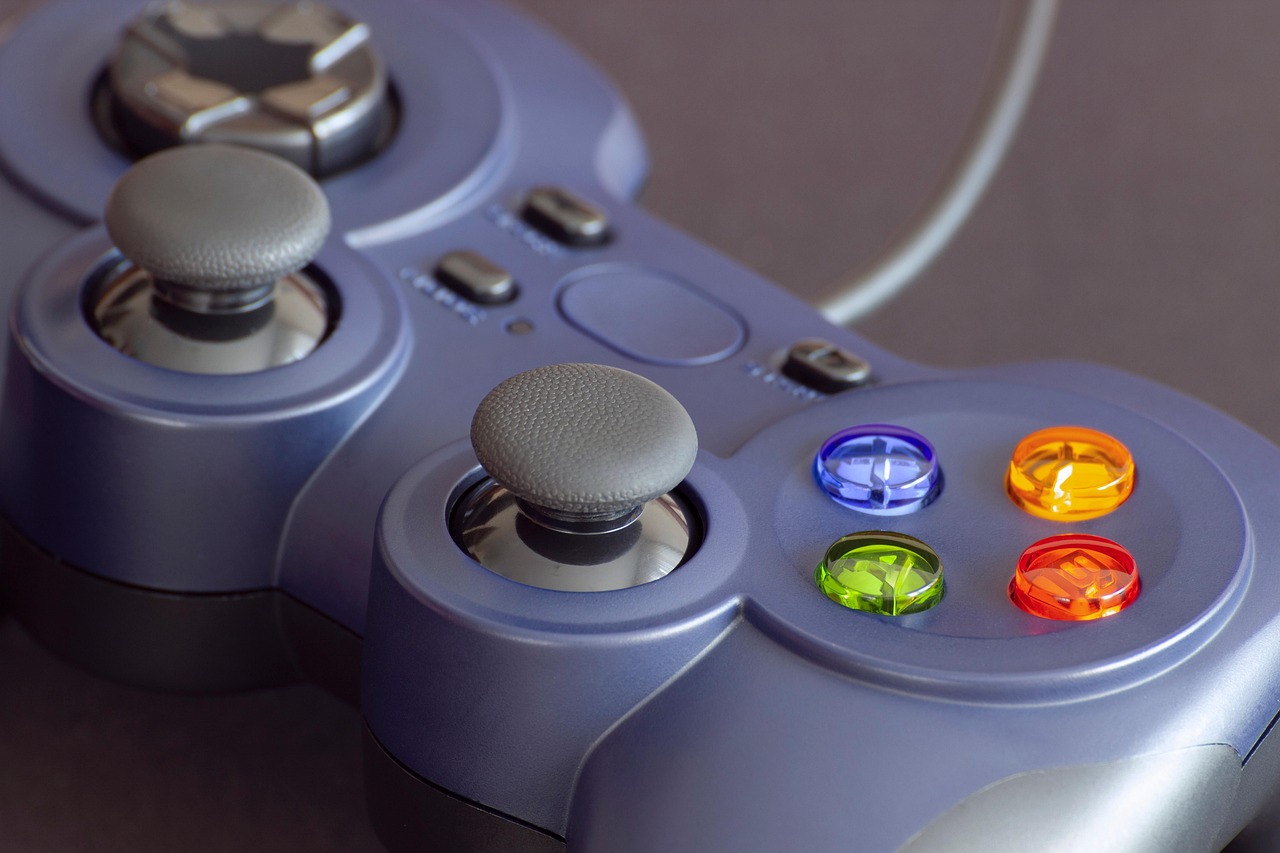 Immagine di un gamer che imposta macro su un computer per giochi d'azione.