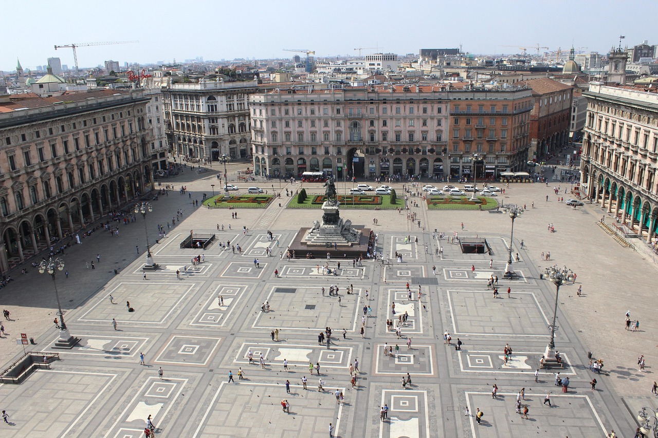 Piazza italiana affollata, con turisti che si fermano per ammirare la bellezza del luogo.