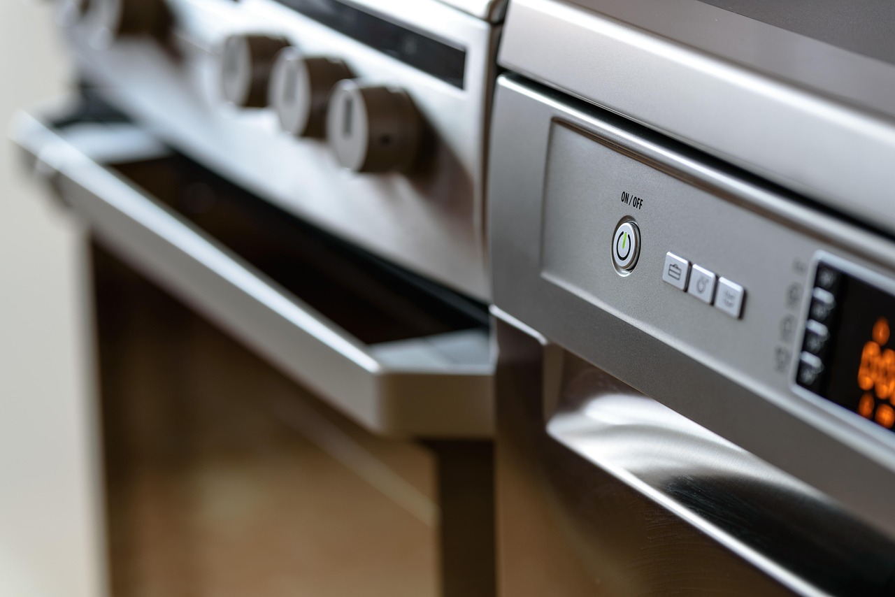 Immagine di un forno pulito con aceto e bicarbonato sul piano di lavoro.