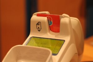 Immagine di un terminale POS con un cartello "Pagamento rifiutato" e un cliente preoccupato.