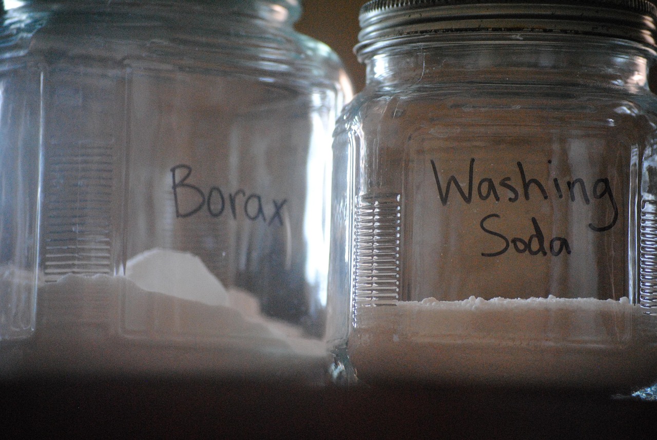 Immagine di ingredienti naturali per preparare un anticalcare fai-da-te in casa.