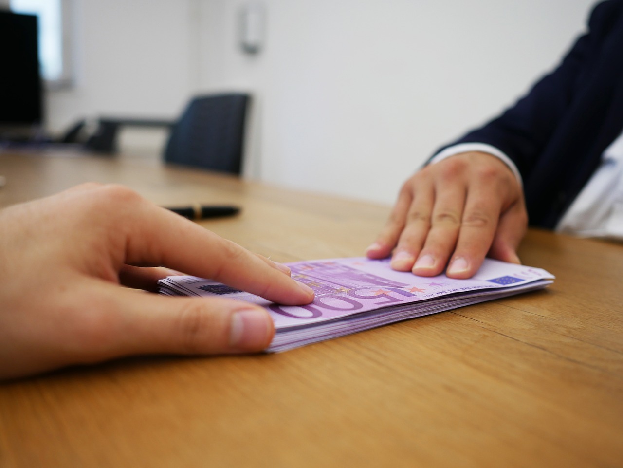 Immagine informativa sull'assegno sociale 2026 con dettagli su importo e requisiti di richiesta.