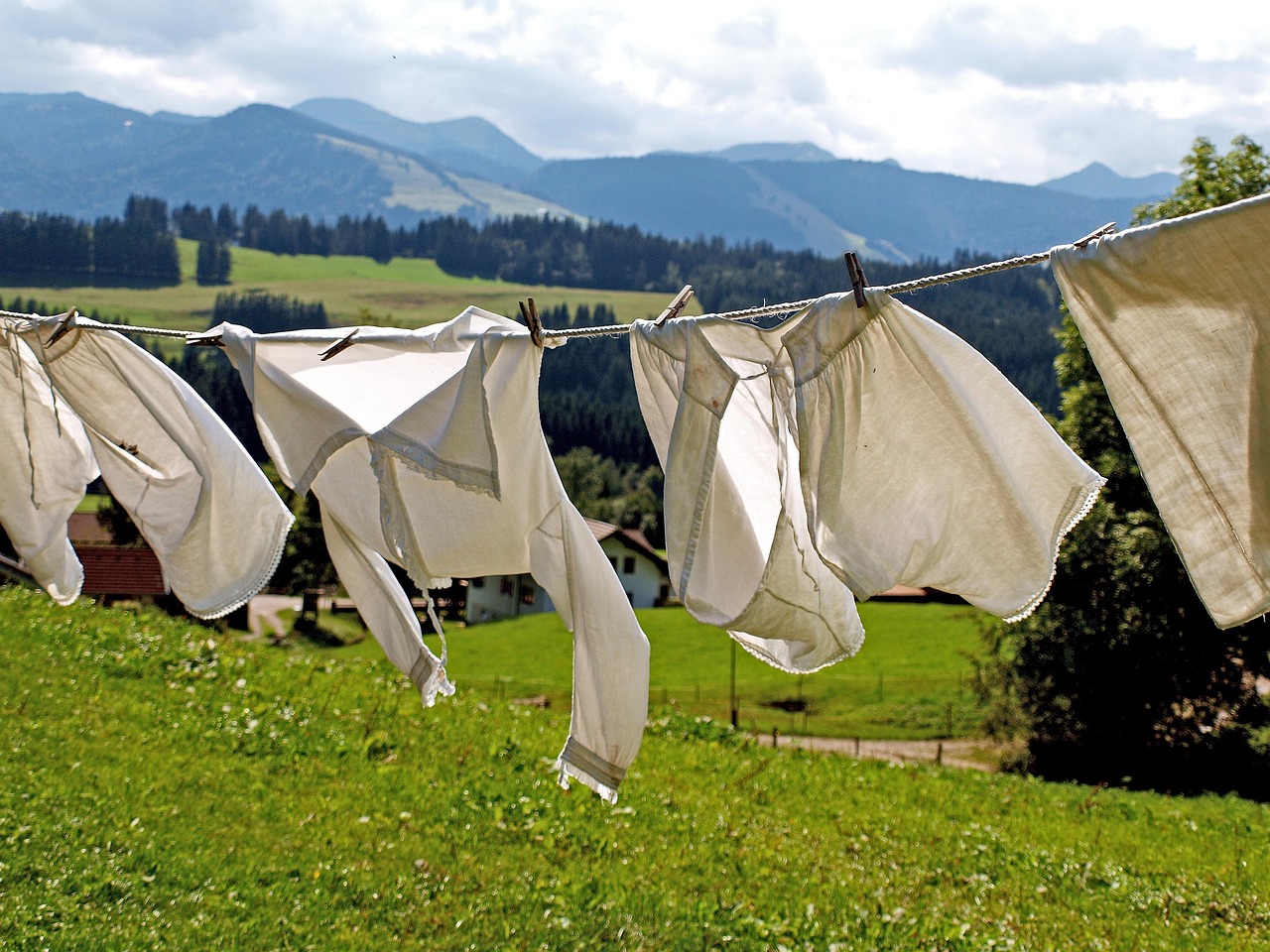 Bucato bianco steso al sole, metodo della nonna per un bianco splendente senza candeggina.