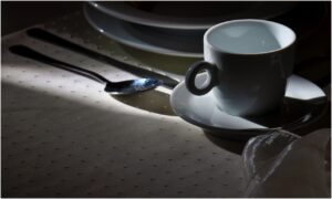 Tovaglia macchiata di caffè con un rimedio tradizionale per rimuovere le macchie.