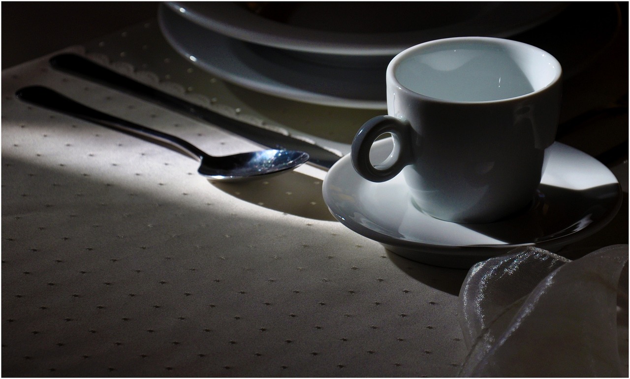 Tovaglia macchiata di caffè con un rimedio tradizionale per rimuovere le macchie.