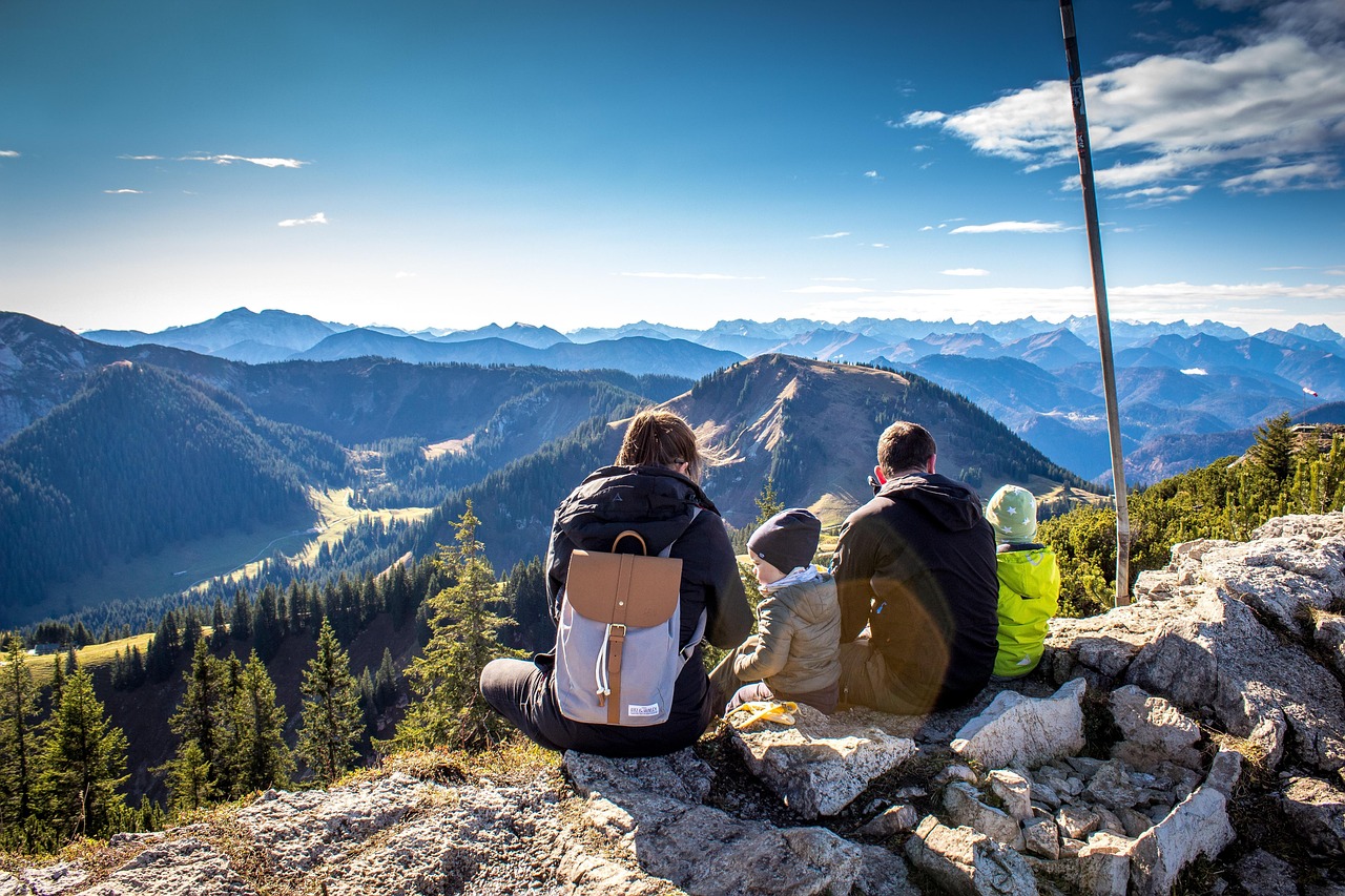 Famiglia che cammina su un sentiero panoramico, immersa nella natura durante un'escursione.