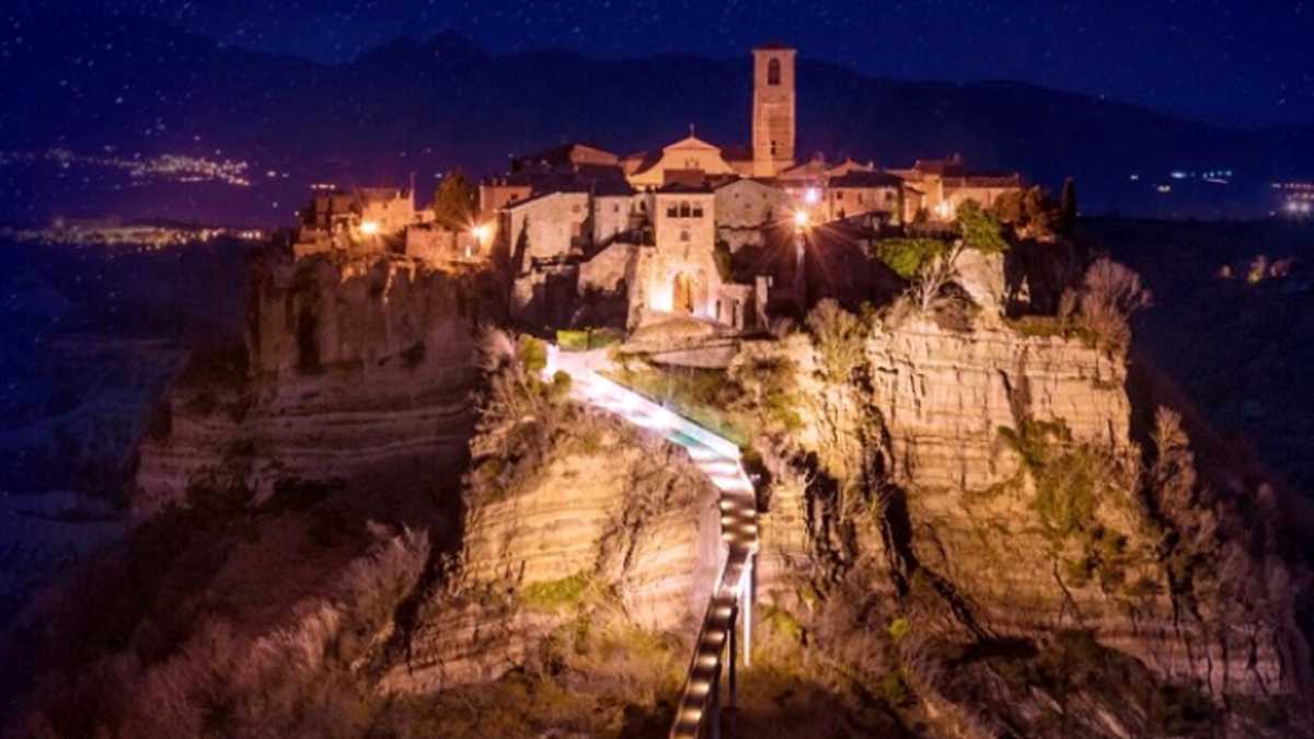 Panorama di un cammino nel sud Italia, con paesaggi naturali e sentieri suggestivi.