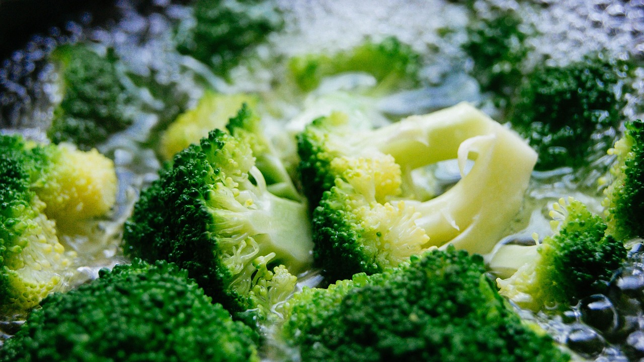 Broccoli freschi su un tavolo, simbolo di un'alimentazione sana per ridurre il colesterolo.