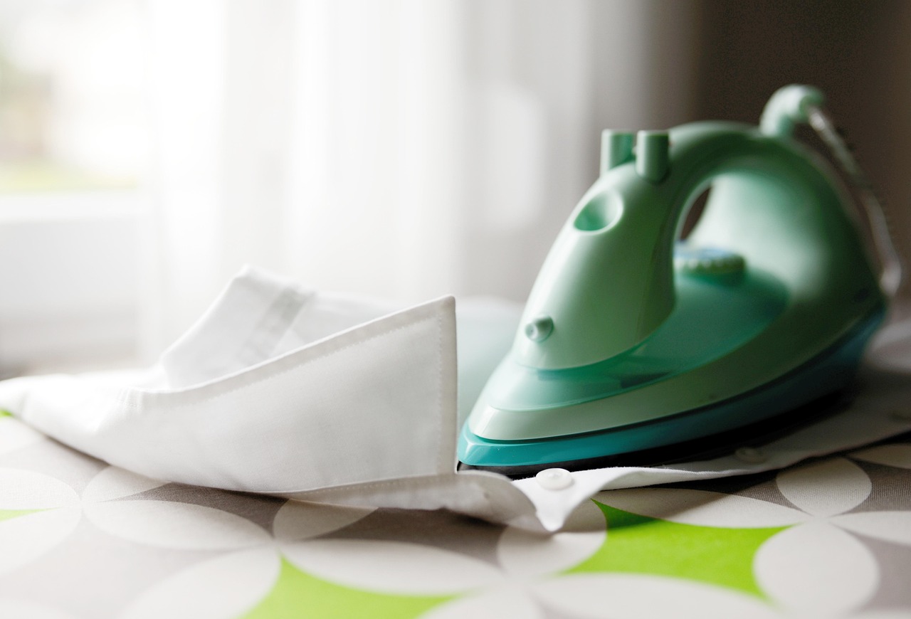 Tecnica efficace per stirare camicie rapidamente, con dettagli su attrezzatura e passaggi.