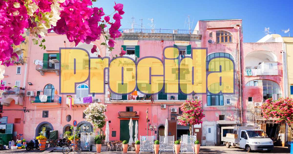 Veduta panoramica di Procida, con case colorate e mare cristallino, simbolo della Capitale della Cultura.