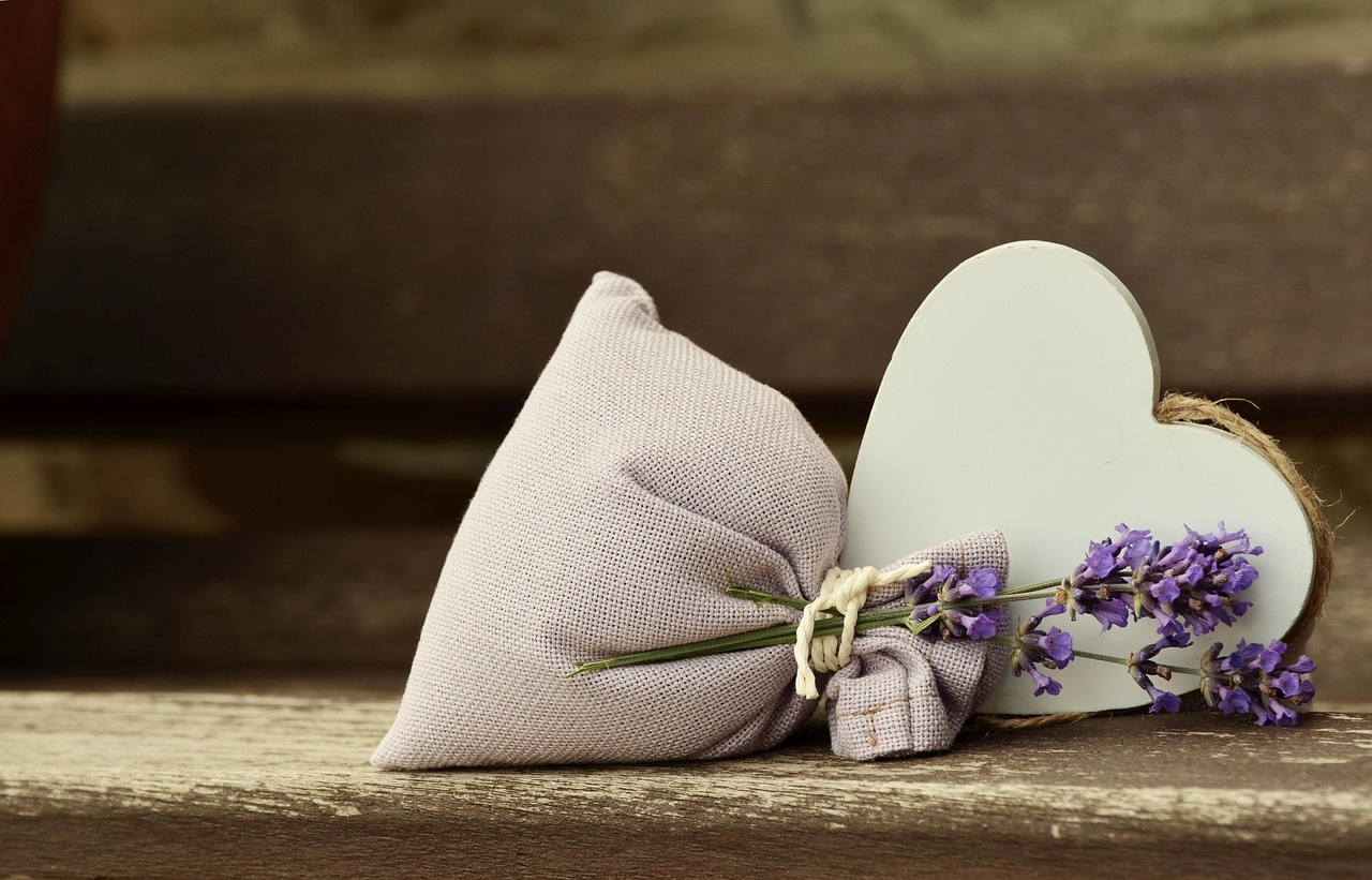Sacchetti profumati per armadio realizzati con lavanda e riso, appesi a un appendiabiti.