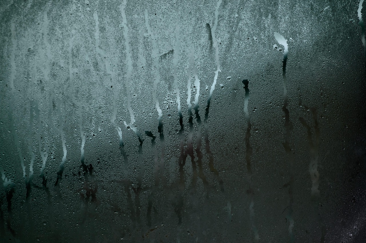 Specchio del bagno appannato con un asciugamano, suggerendo un trucco per evitarlo.